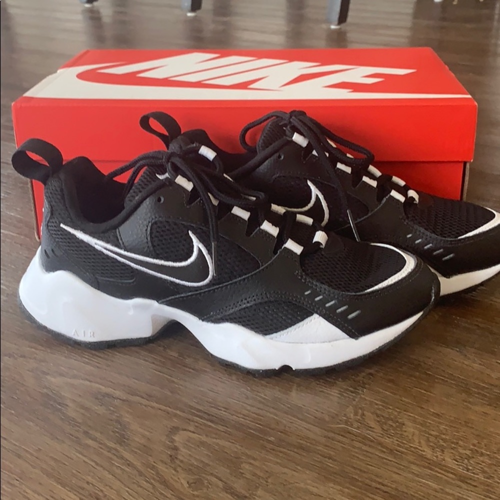 NEVER BEEN WORN*** NIKE AIR HEIGHTS 7